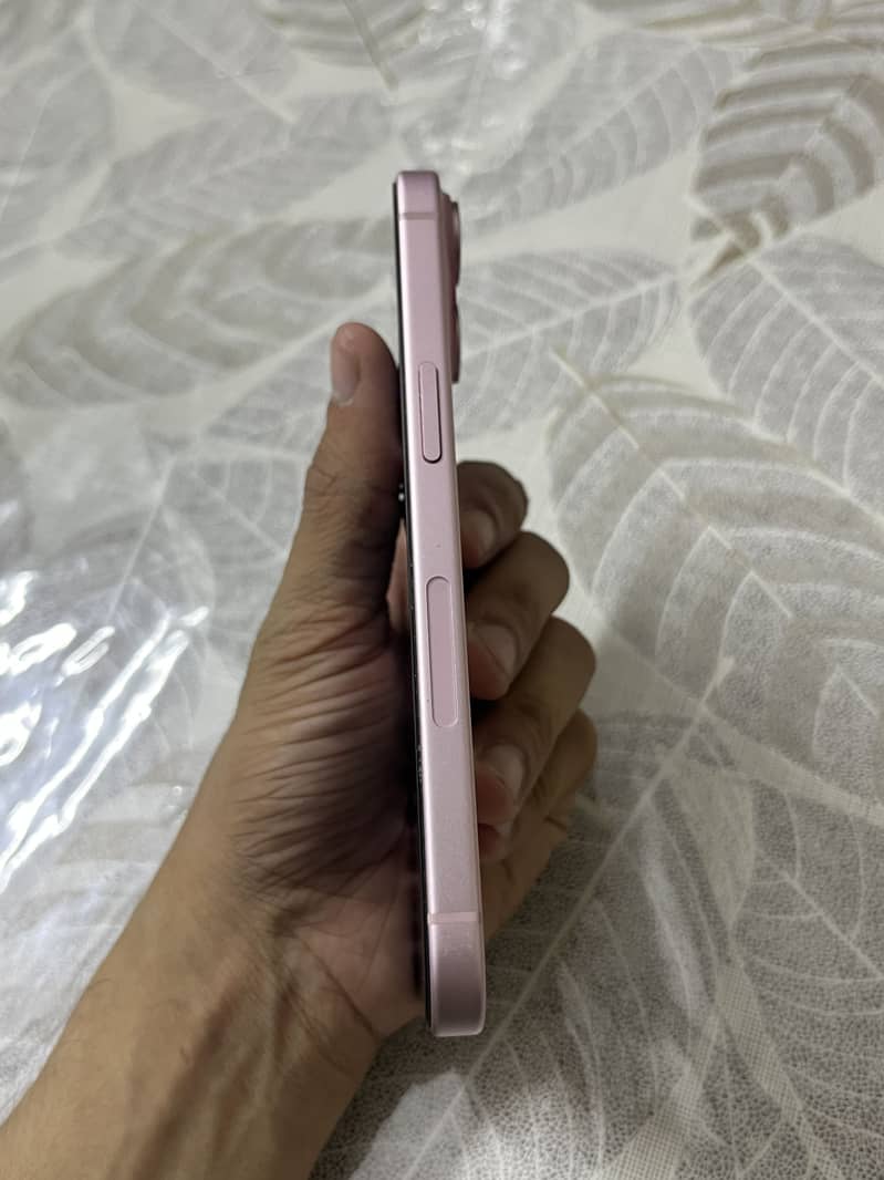 iPhone 15 4