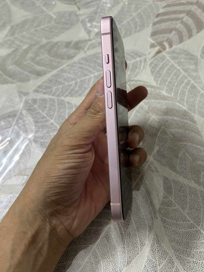 iPhone 15 6