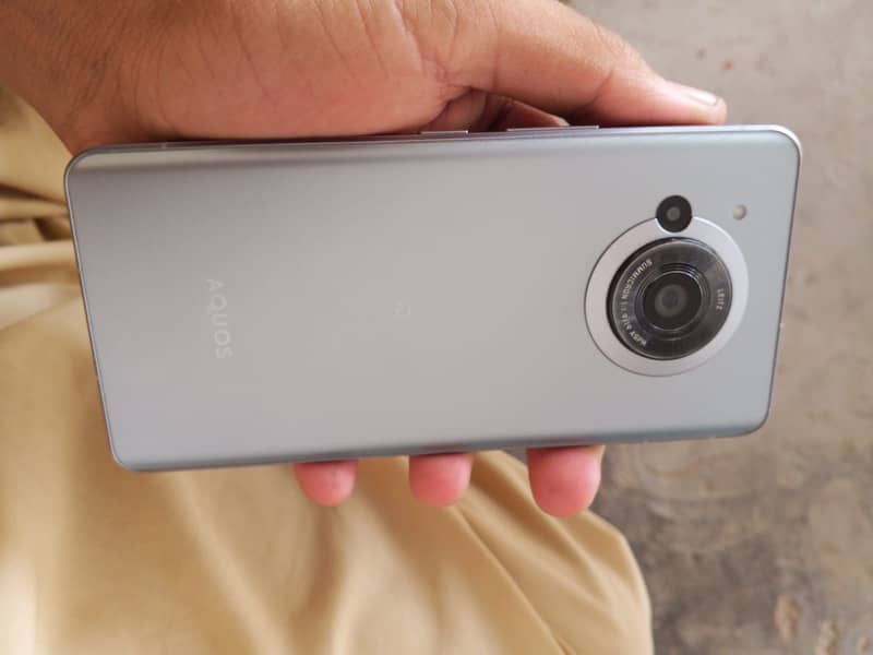 Sharp Aquos r7 5