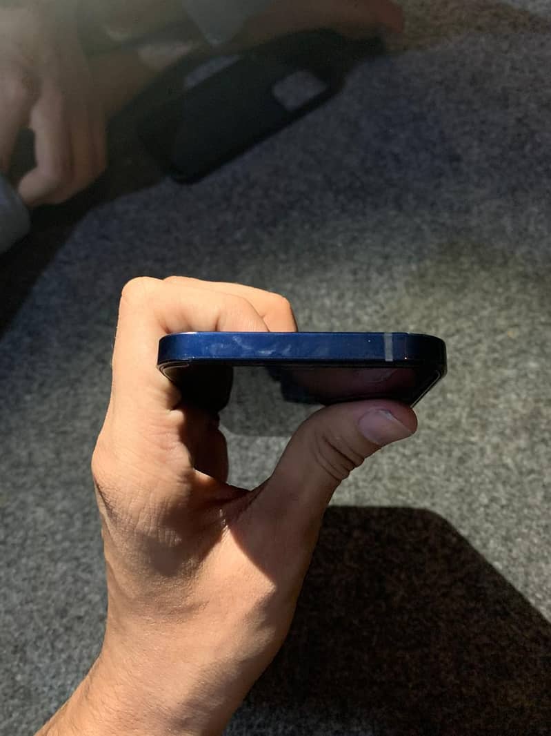 Apple iPhone 12 4