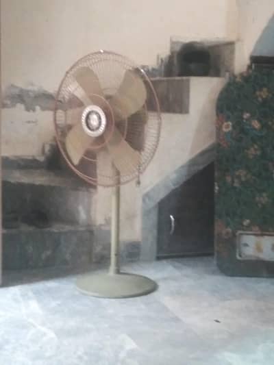padestal fan in good condition