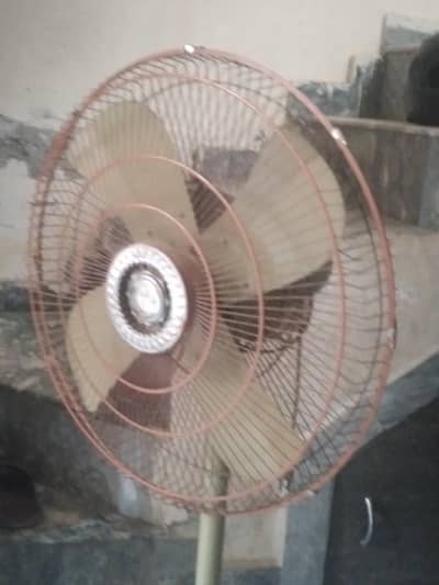 padestal fan in good condition