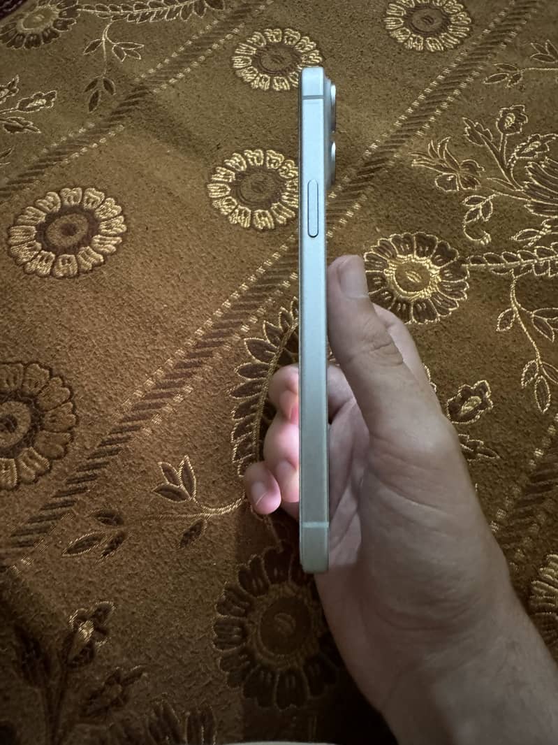 Apple iPhone 15 plus 4