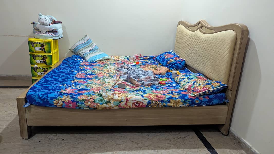 Bed Queen size 1