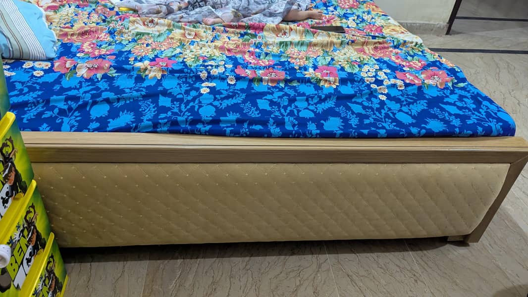 Bed Queen size 2