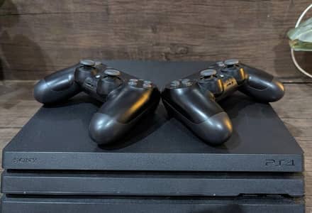 PlayStation 4 Pro 1TB + 2 Original Controllers + Box