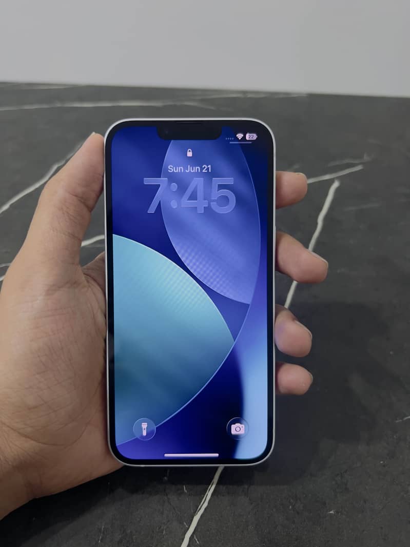 Apple iPhone 16e 1
