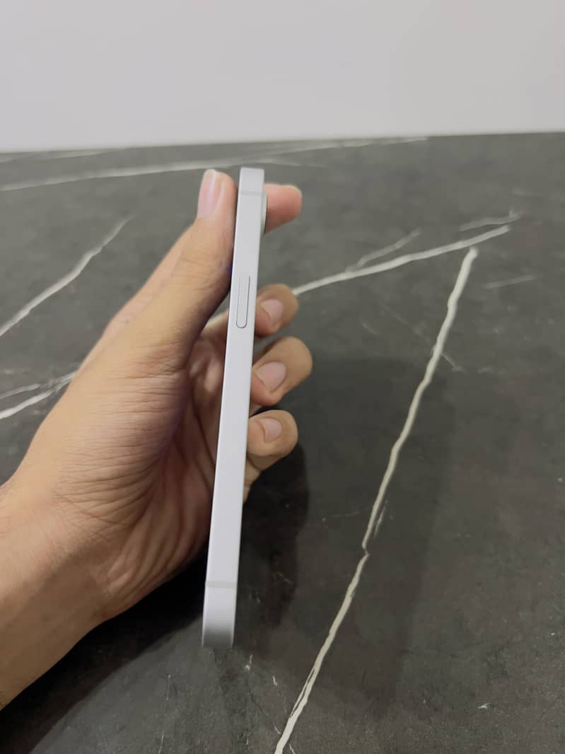 Apple iPhone 16e 3