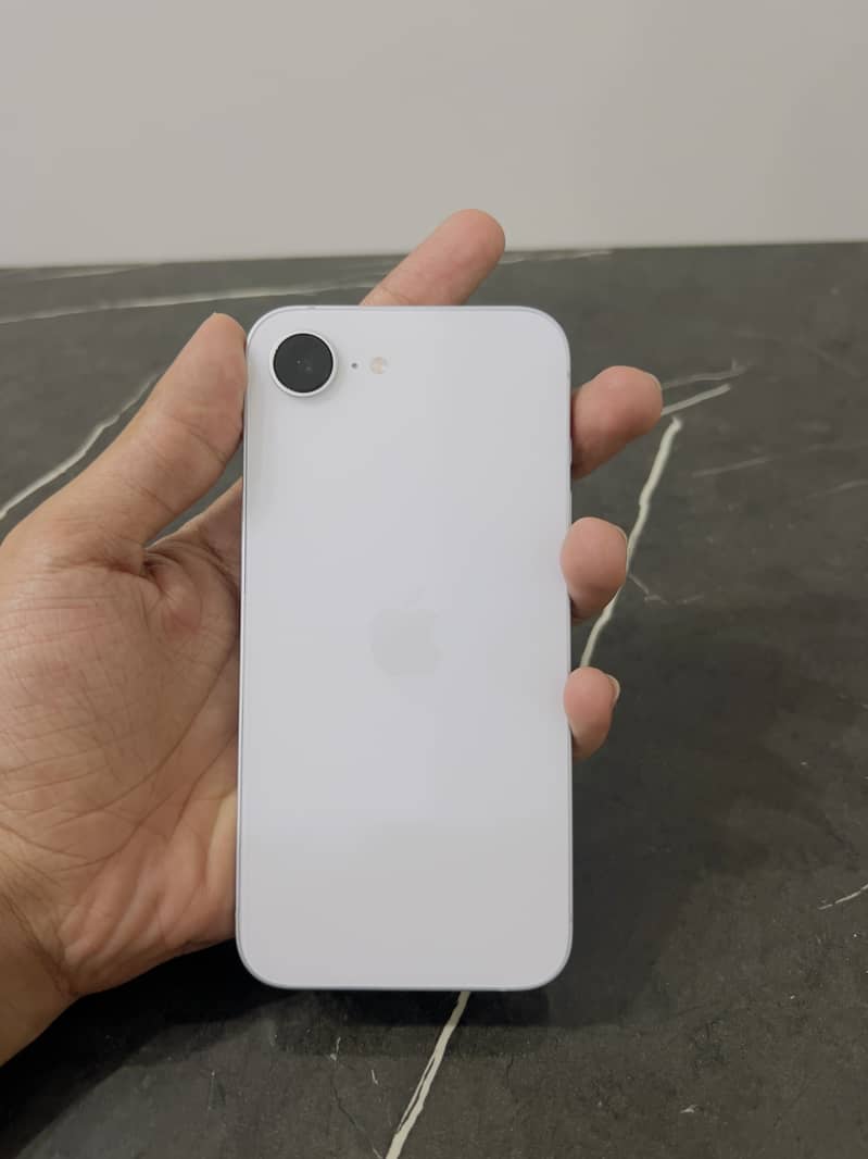 Apple iPhone 16e 4