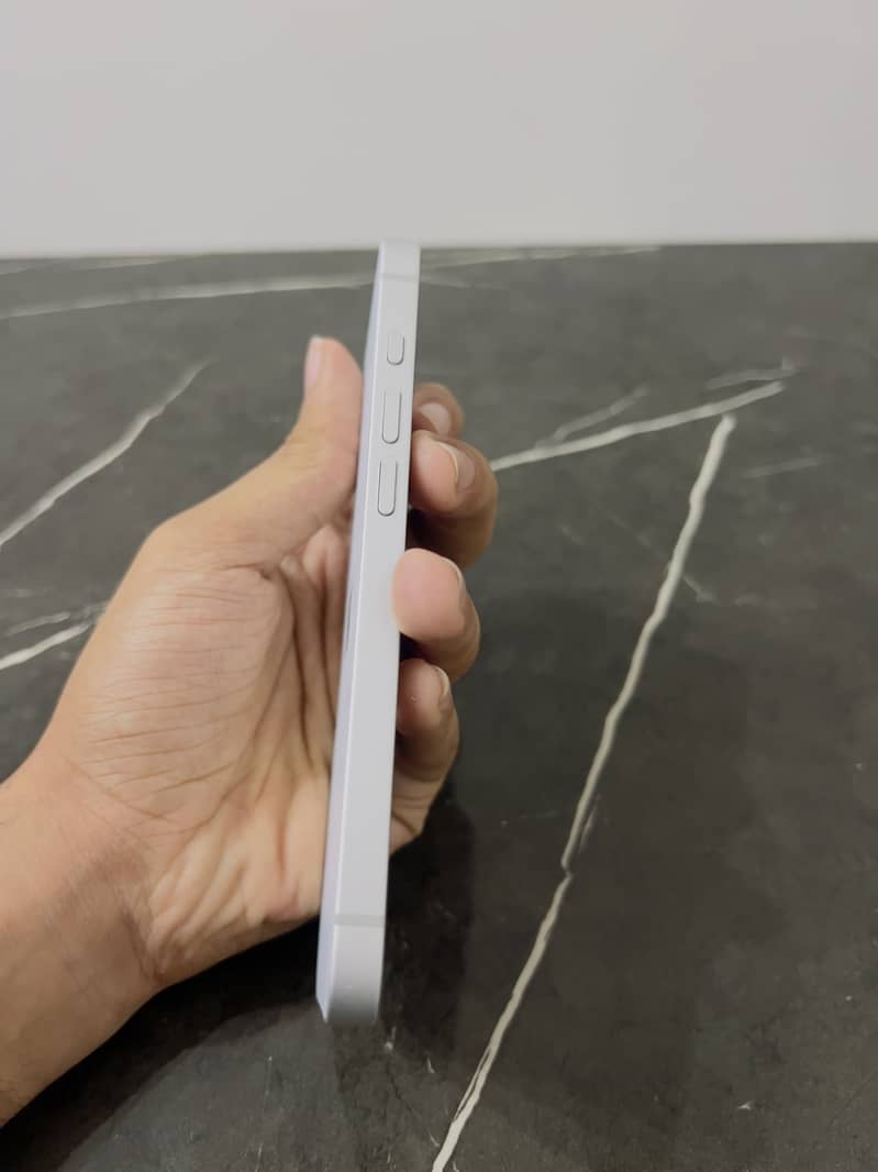Apple iPhone 16e 6