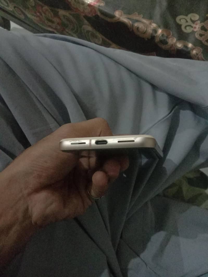 Google Pixel 8 4