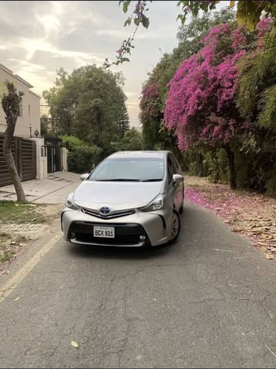 Toyota Prius Alpha 2011