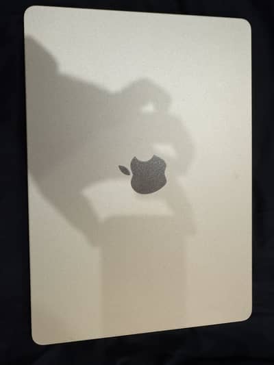 MacBook Air 13” (M2, 2024) – Starlight