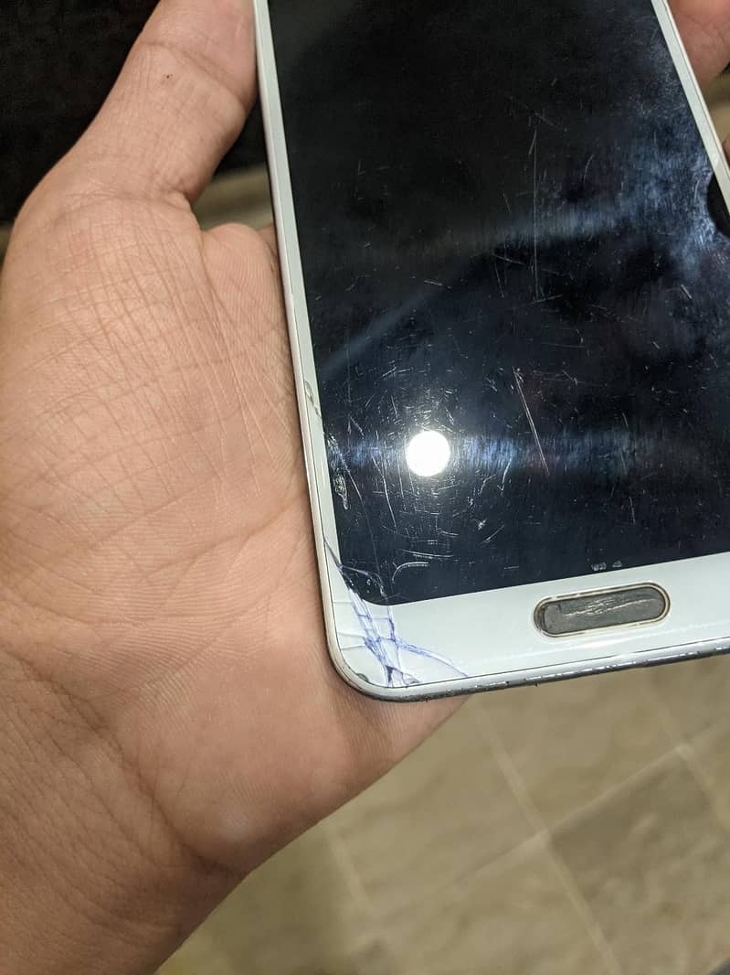 Sharp Aquos R2 3