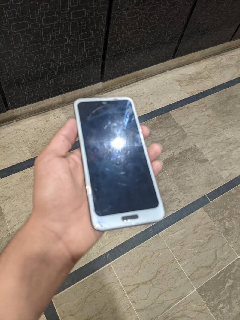Sharp Aquos R2 4