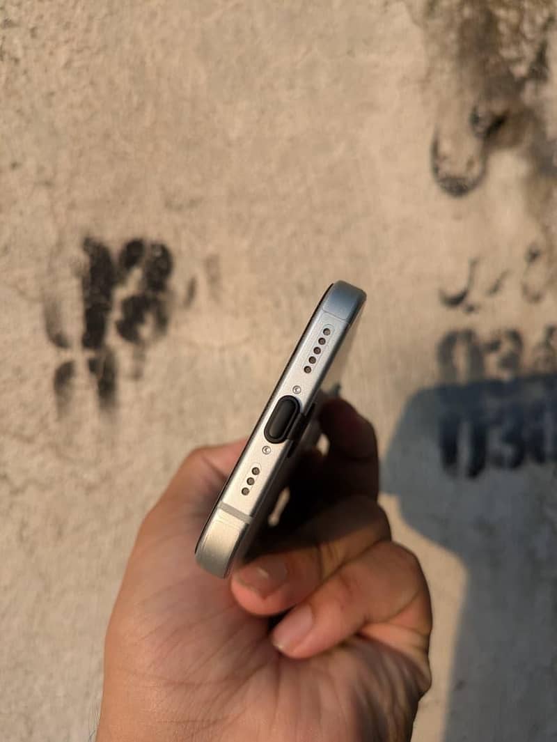 Apple iPhone 15 4