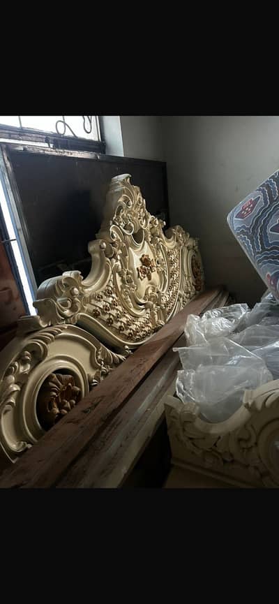 Chinoti king bed