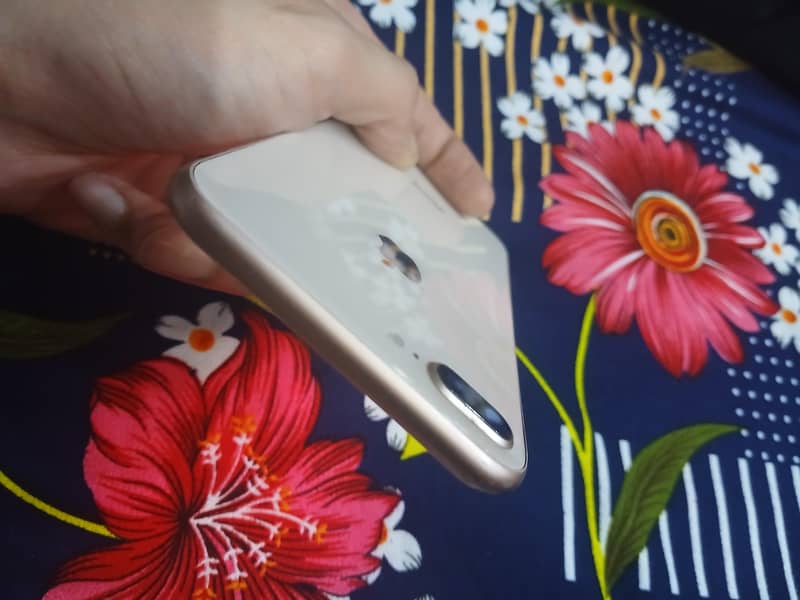 Apple iPhone 8 Plus 5