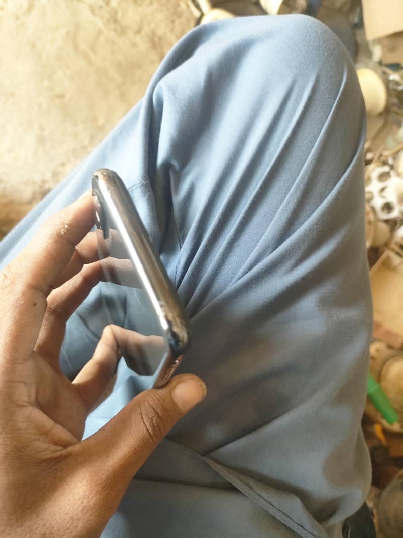 Apple iPhone X 4
