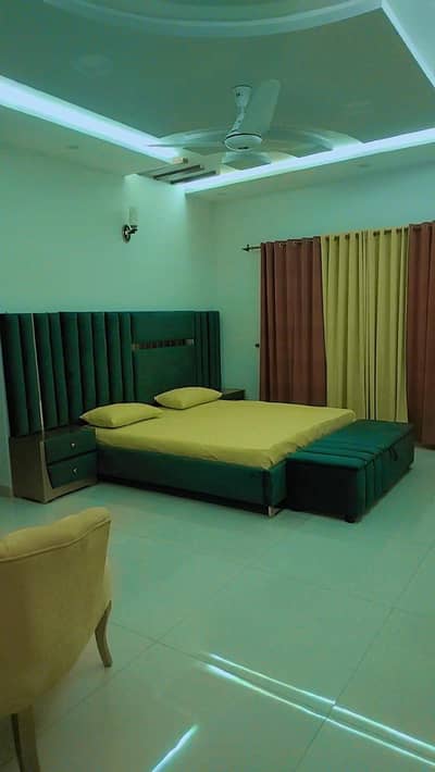 Full velvet bed set for sale. Green and yellow