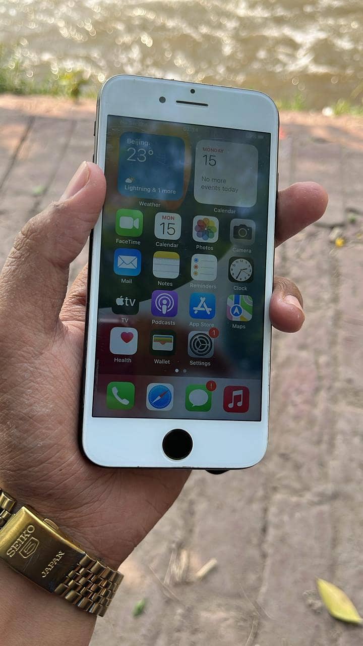 Apple iPhone 7 0