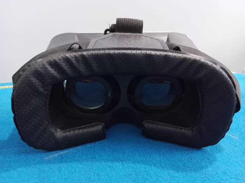 VR Headset + Bluetooth Controller 2