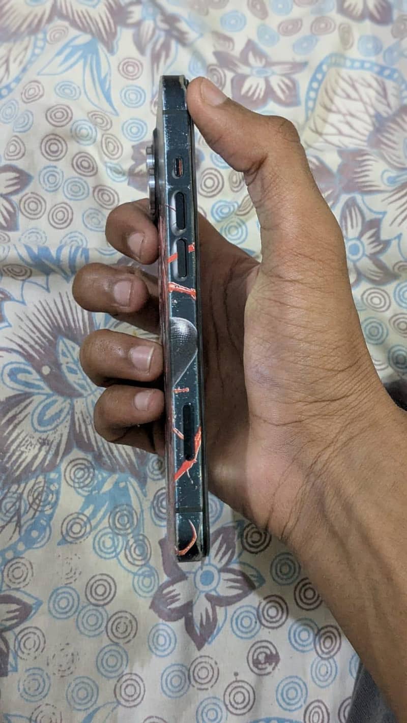 Apple iPhone 13 4
