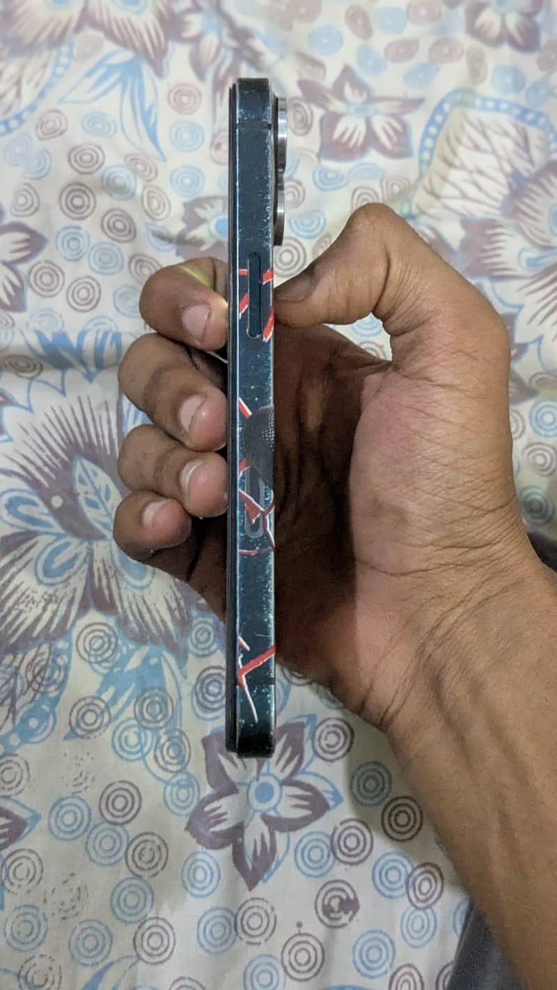 Apple iPhone 13 5