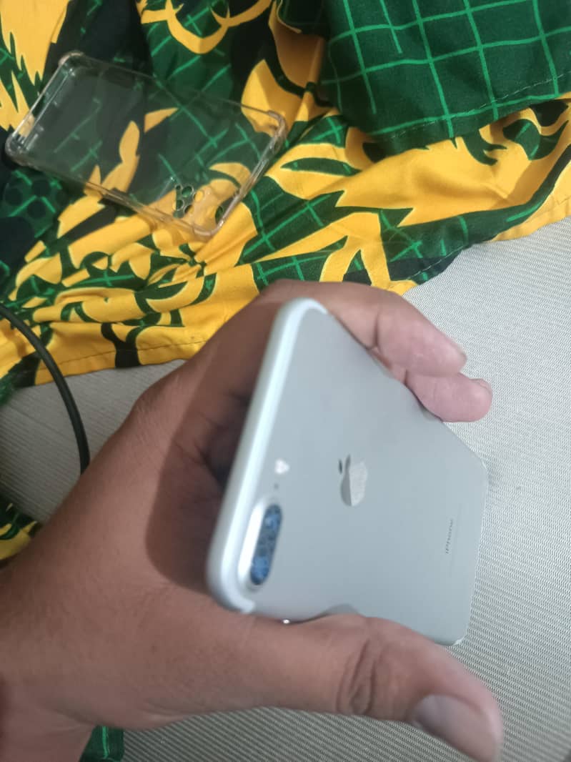 Apple iPhone 7 Plus 1