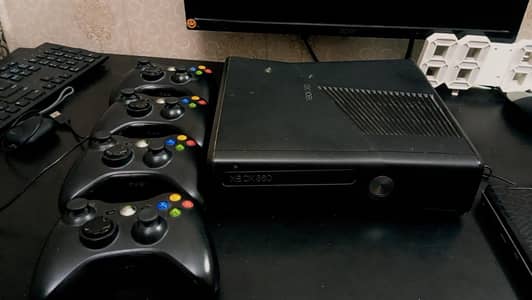 Xbox 360 Slim 128GB, 4 Wireless Controllers with box
