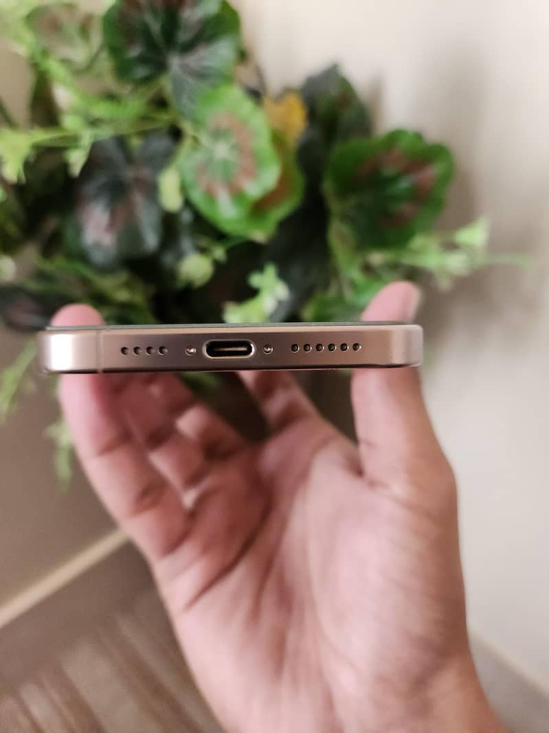 iPhone 16 Pro Max 4