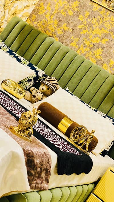 BRAND NEW KING SIZE LUXURY BED WITH SIDE TABLES
