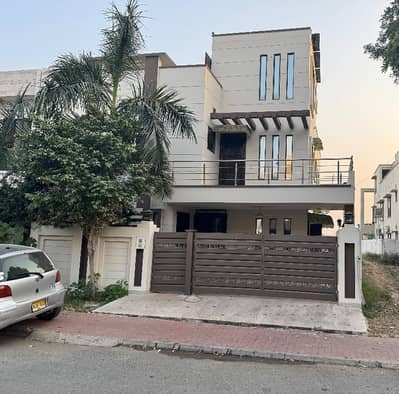 10 Marla House Available For sale Bahria town Lahore