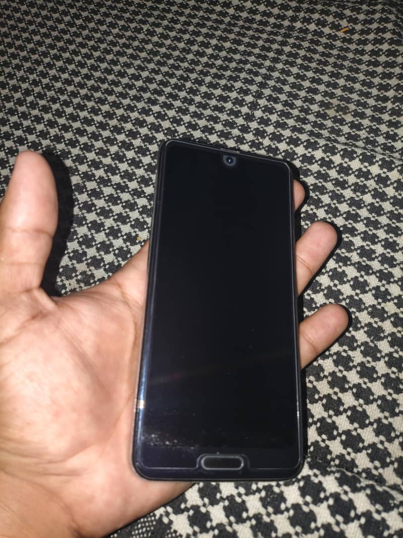 Sharp Aquos R2 4