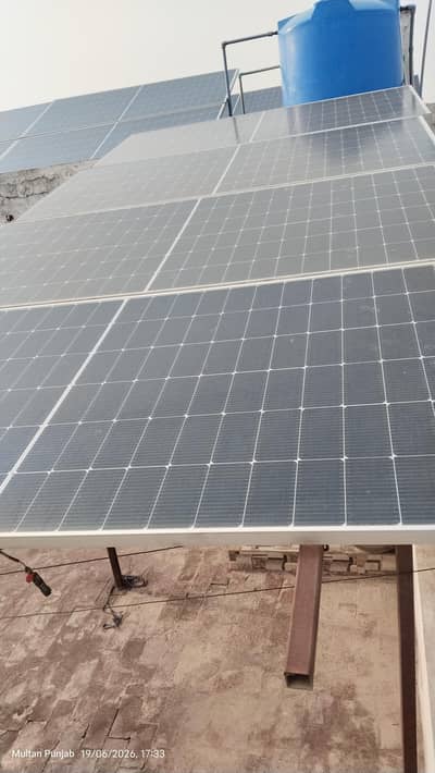585 Watts jinko Solar panels and and 4 plates structure