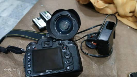 nikon d7000 DSLR camera with 28-300mm lens +2 batteries _ Excellent co