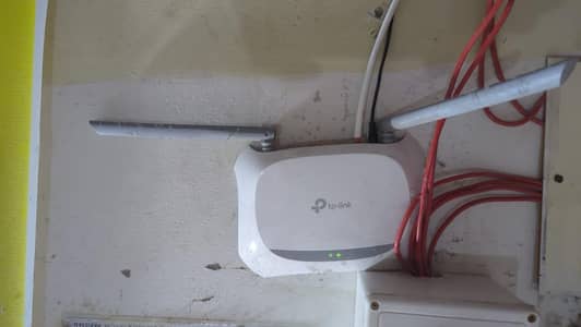 Tp link router with dual anteena.