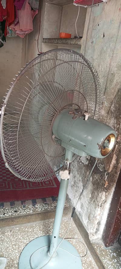 یہ پنکھا ارجنٹ میں سیل کرنا ہے میرا واٹس ایپ نمبر 03069087576