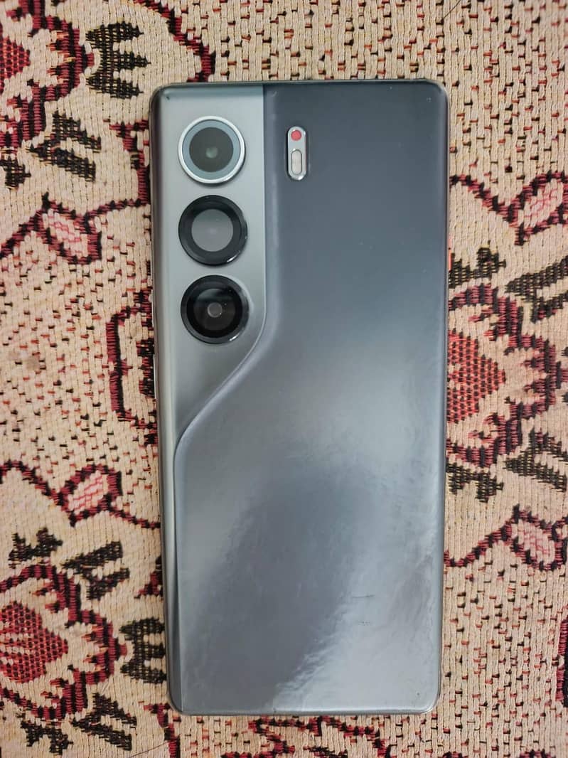 Tecno CAMON 40 Pro 1