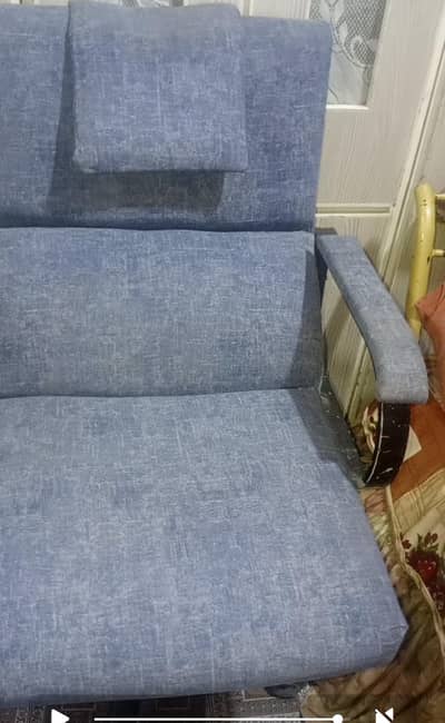office chair hai buhat achi condition Mai hai jis ko chye rabta krai