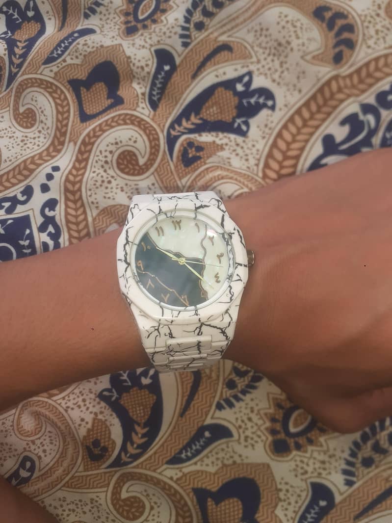aura watch 1