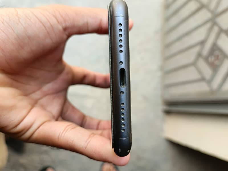 Apple iPhone 11 3