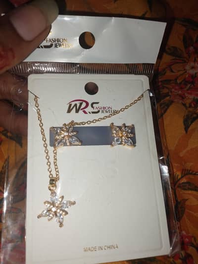 golden artificial neckless set Excellent condition Urgent sel