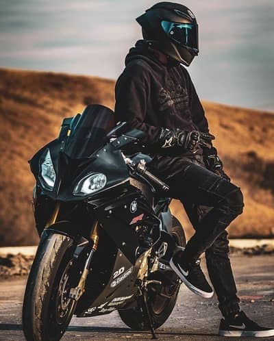 Rider avaliable for delivery of parcels.