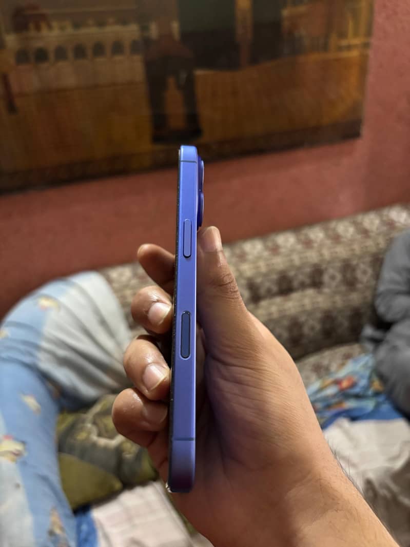 Apple iPhone 16 2