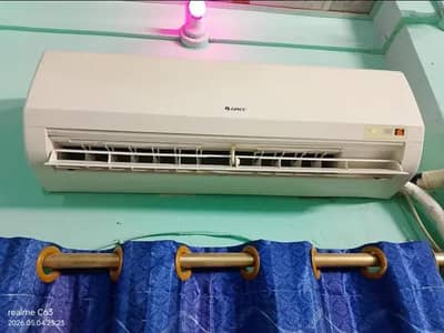 Gree 1.5 ton Dc inverter heat and cool totally genuine good condition