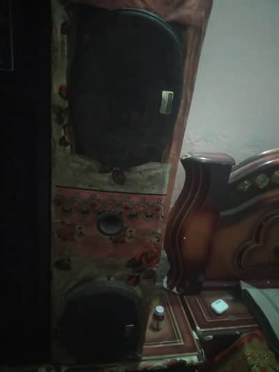 Bluetooth walla system bnwaya h lit pa chlta h aim speaker LA ga hua h