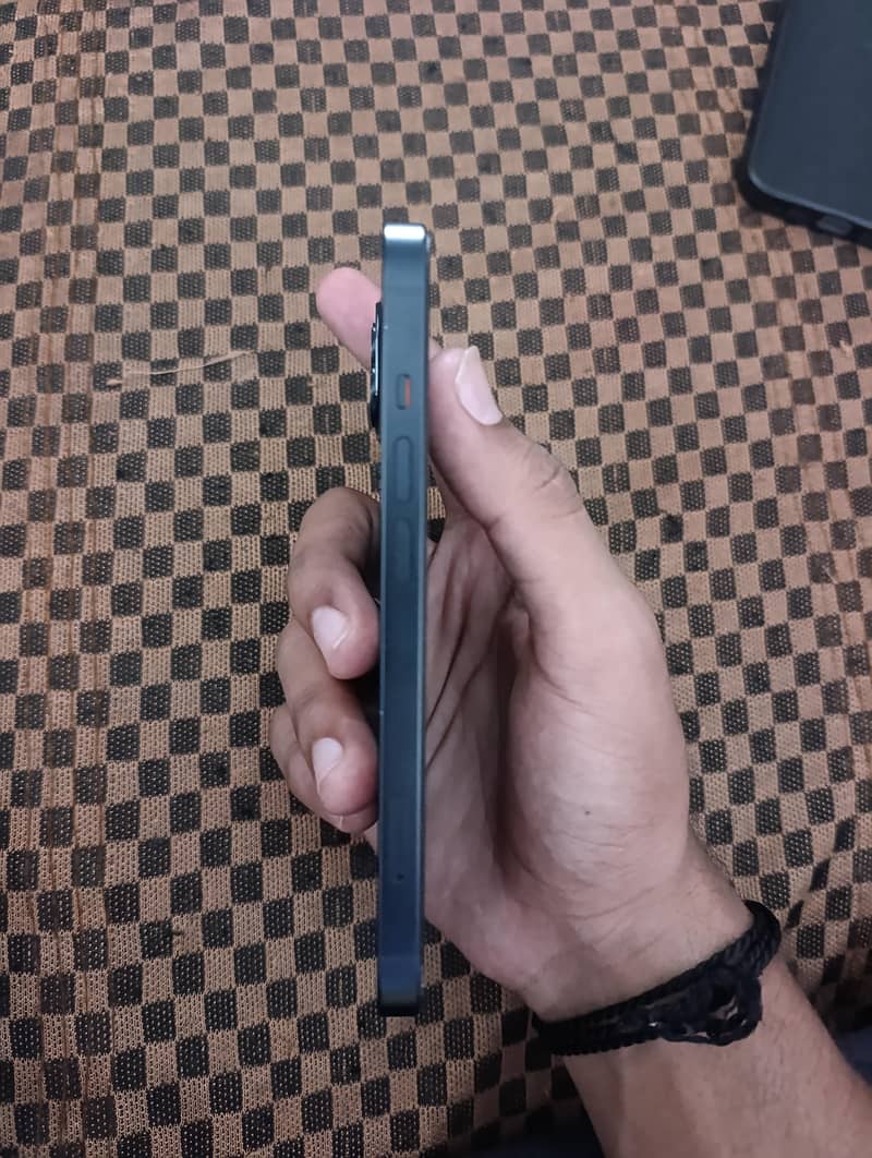 Apple iPhone 13 2