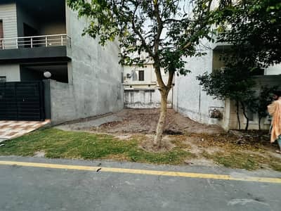 10 MARLA TRANSFER FREE PLOT AVAILABLE AT PRIME LOCATION IN DAIMOND BLOCK