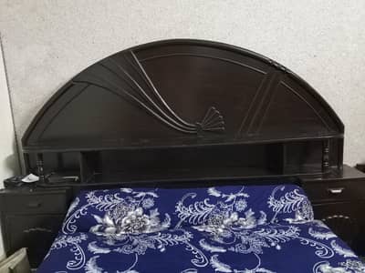 Wooden Queen Size Bed Set  Good Condition Description: